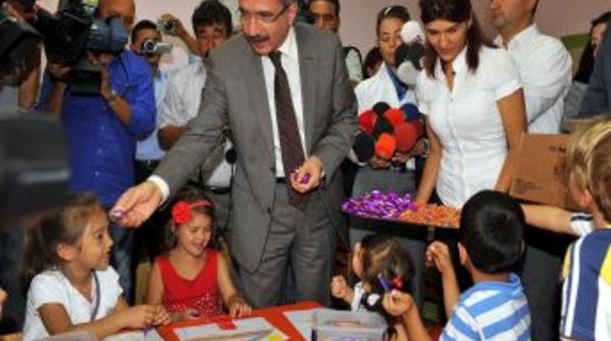 &Ouml;mer Din&ccedil;er, okula yeni başlayan &ouml;ğrencileri &ccedil;ikolata ile sevindirdi