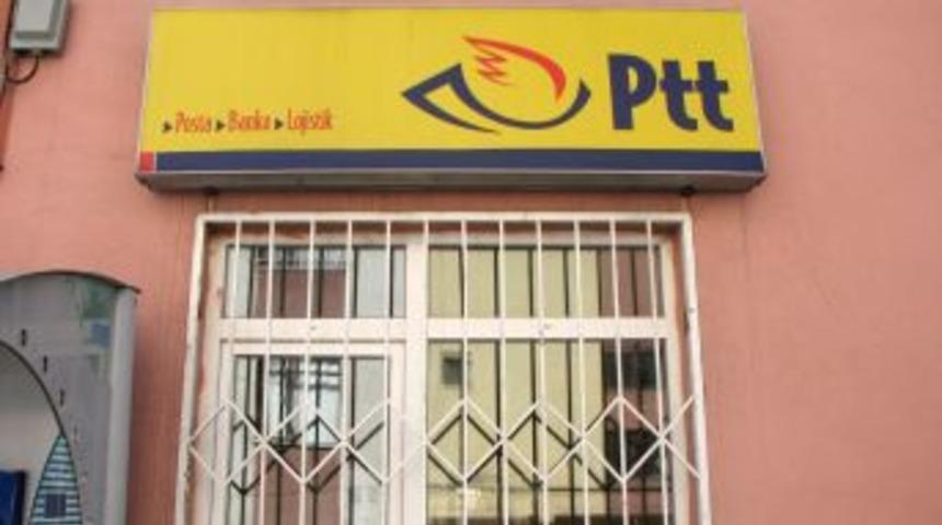 Kumlucalılar saatlerce PTT şubesinin a&ccedil;ılmasını bekledi