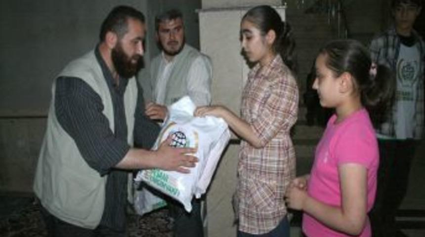 160 yetim, bayramlık elbiseyle sevindi