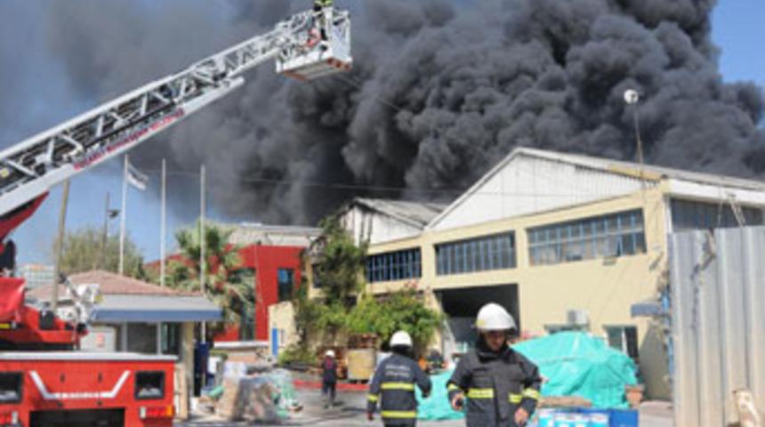 Gebze'deki yangın tren seferlerini durdurdu