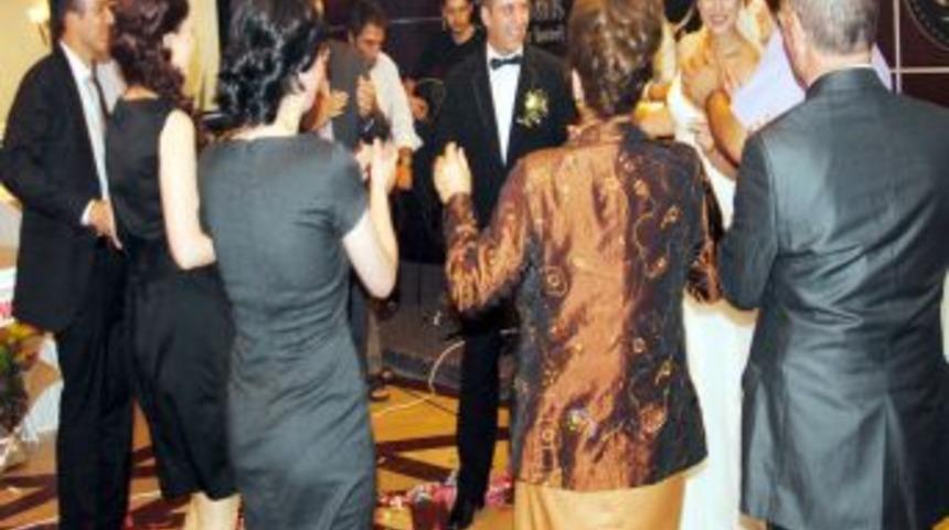 Romanyalı Dany, M&uuml;sl&uuml;manlığı se&ccedil;erek T&uuml;rk kızı ile d&uuml;nya evine girdi