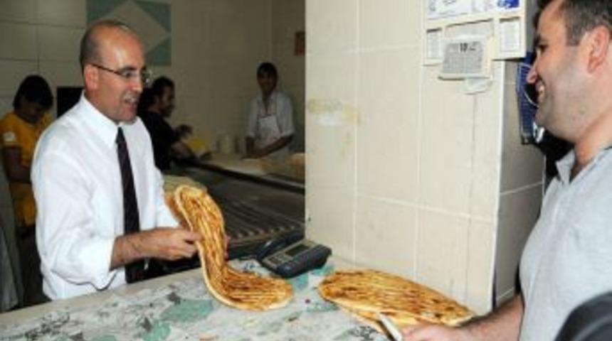 Bakan Şimşek, Batman'da pide pişirdi