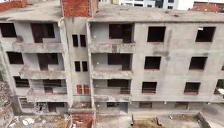 Karacabey'de 30 yıldır tamamlanmayı bekleyen bina mahalleliyi tedirgin ediyor