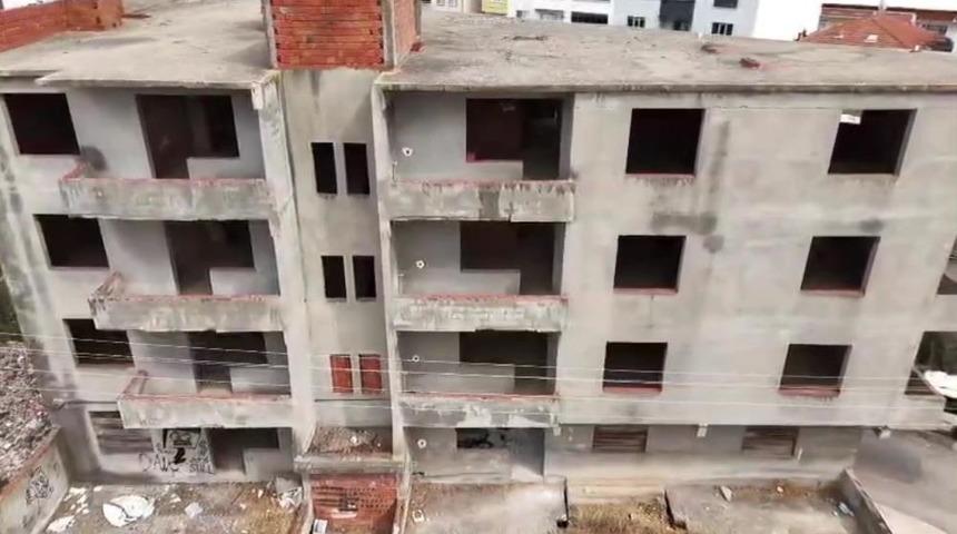 Karacabey'de 30 yıldır tamamlanmayı bekleyen bina mahalleliyi tedirgin ediyor