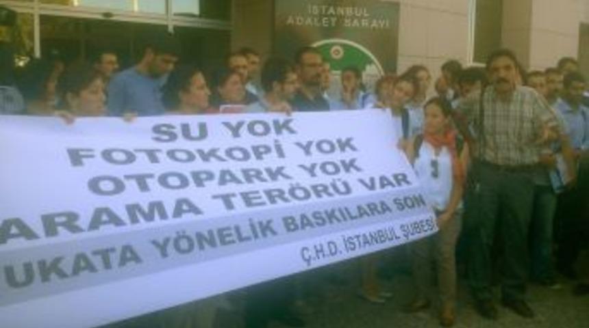 &Uuml;zerlerini aratmayan avukatlarla adliye g&uuml;venliği arasında arbede yaşandı