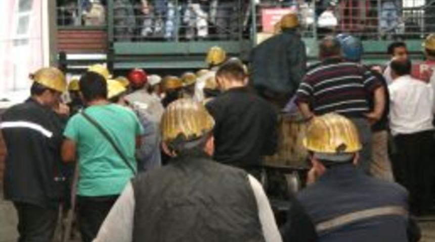 Maden ocağındaki eyleme bazı iş&ccedil;iler tepki g&ouml;sterdi