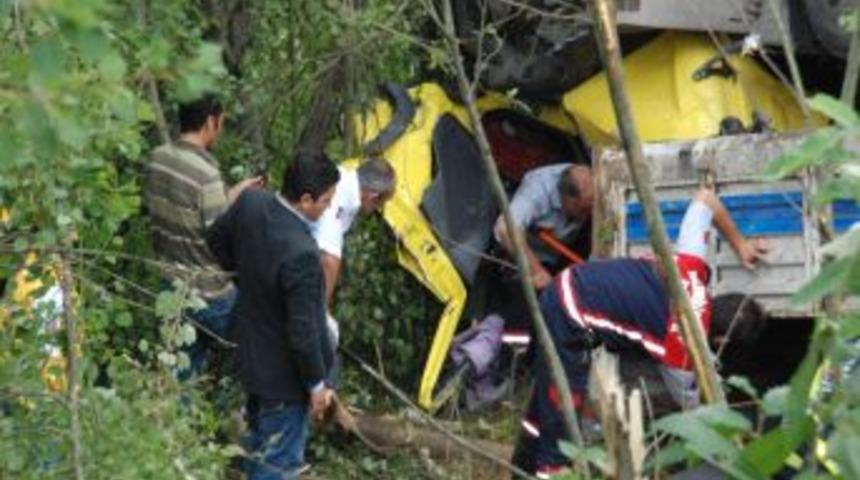 TIR bariyerleri yıkarak u&ccedil;uruma yuvarlandı: 1 yaralı