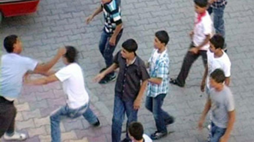 &Ccedil;ocukların "kız" kavgası!