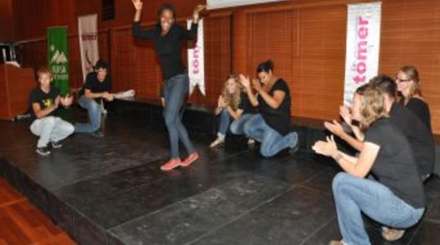 ABD'li &ouml;ğrenciler T&uuml;rk&ccedil;e &ouml;ğrendi, Kolbastı ve Zeybek oynadı