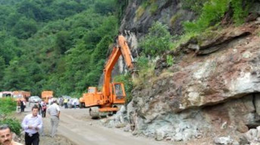 Tirebolu-Doğankent yolunda heyelan riski