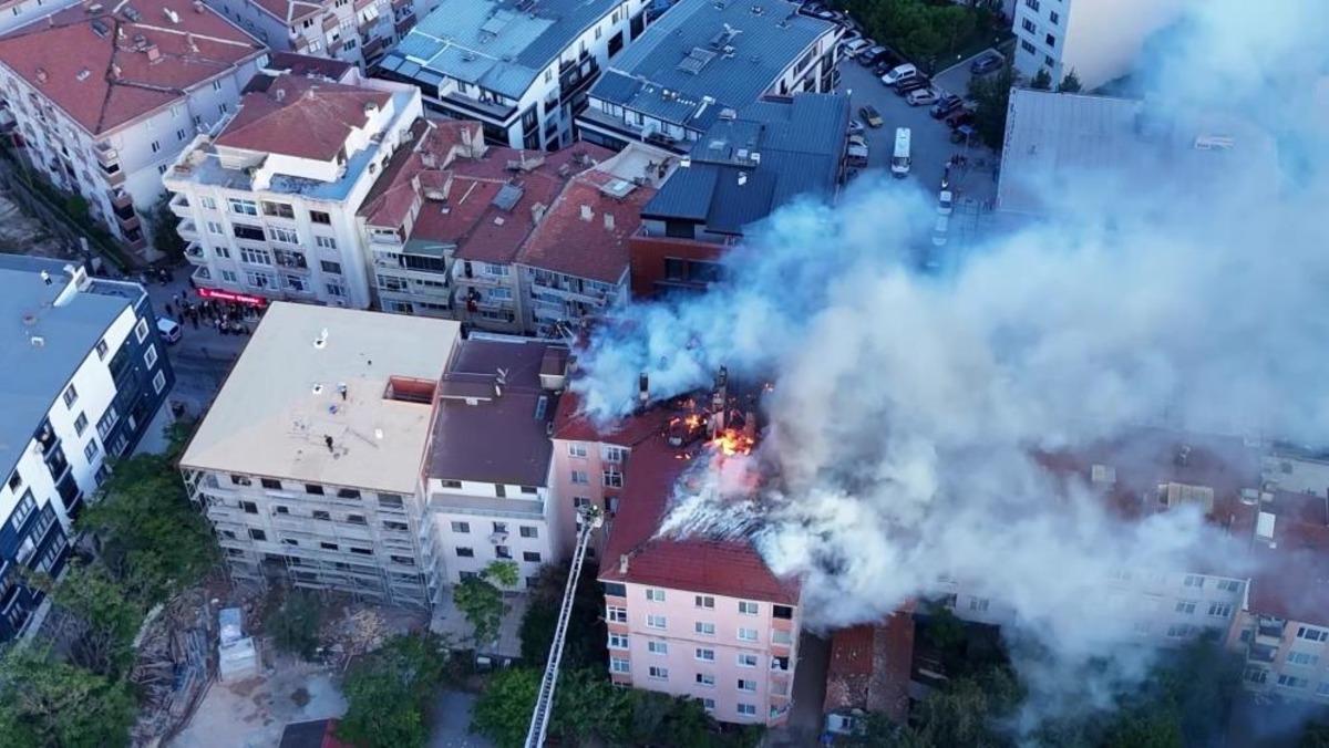 Kocaeli’de binanın çatısı alev alev yandı 1
