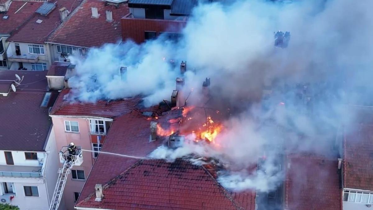 Kocaeli’de binanın çatısı alev alev yandı 2