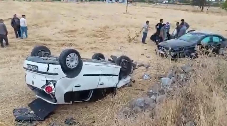 Otomobil park halindeki araca &ccedil;arptı: 5 yaralı