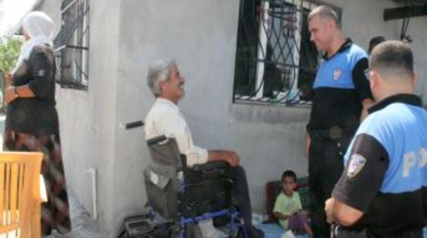 Polisten ihtiya&ccedil; sahiplerine gıda yardımı