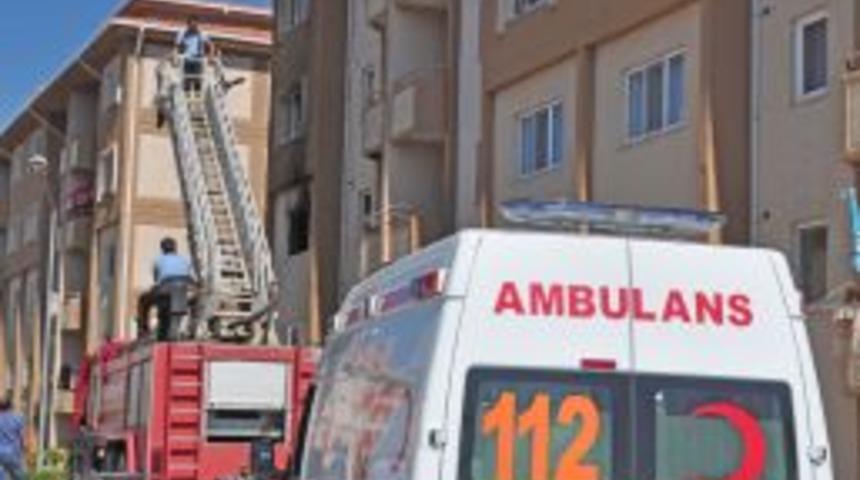 Apartman yangınında mahsur kalanları itfaiye kurtardı