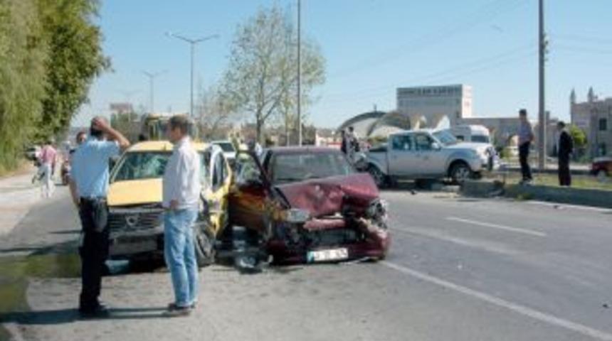 K&uuml;tahya'da trafik kazası: 3 yaralı