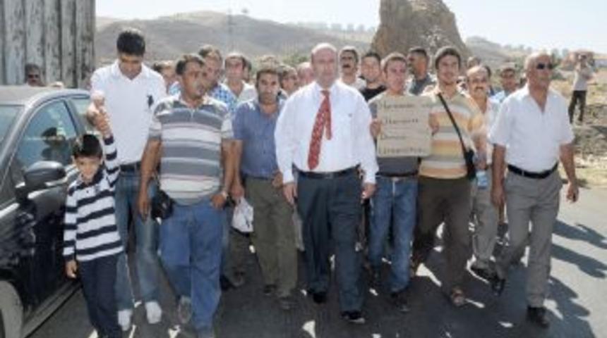 &Ccedil;&ouml;p depolama alanı istemeyen vatandaşlar yol kapattı