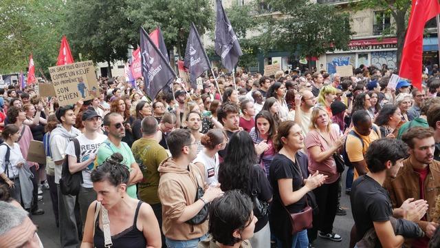 Fransa’da binlerce kişi sokağa döküldü: Sloganlarla yürüdü