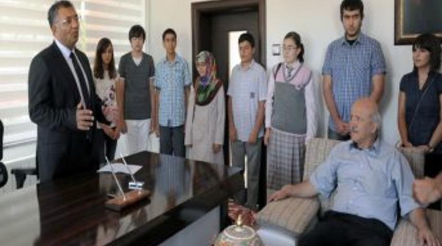 Vali &Ccedil;ift&ccedil;i başarılı &ouml;ğrencileri &ouml;d&uuml;llendirdi