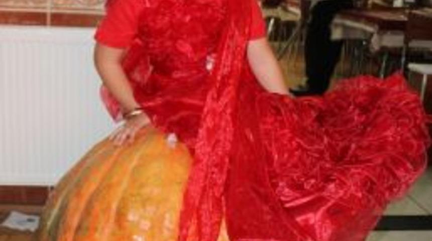 76 kilogramlık dev kabak g&ouml;renleri hayrete d&uuml;ş&uuml;r&uuml;yor