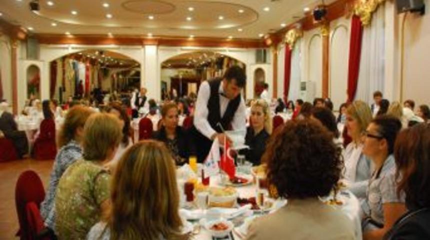 Memurlar Vakfı'ndan 101 başarılı kadına iftar