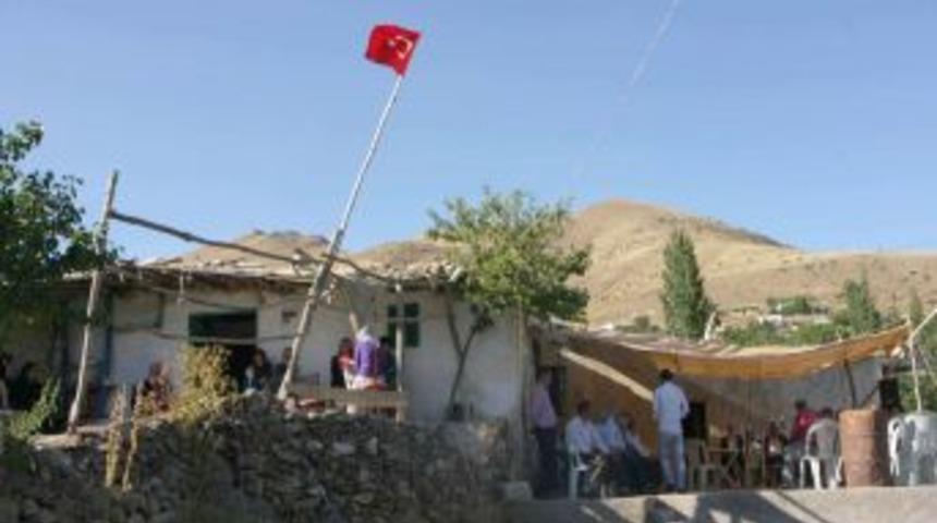 Şehit babası: Oğlumu soğan ekmekle b&uuml;y&uuml;tm&uuml;şt&uuml;m