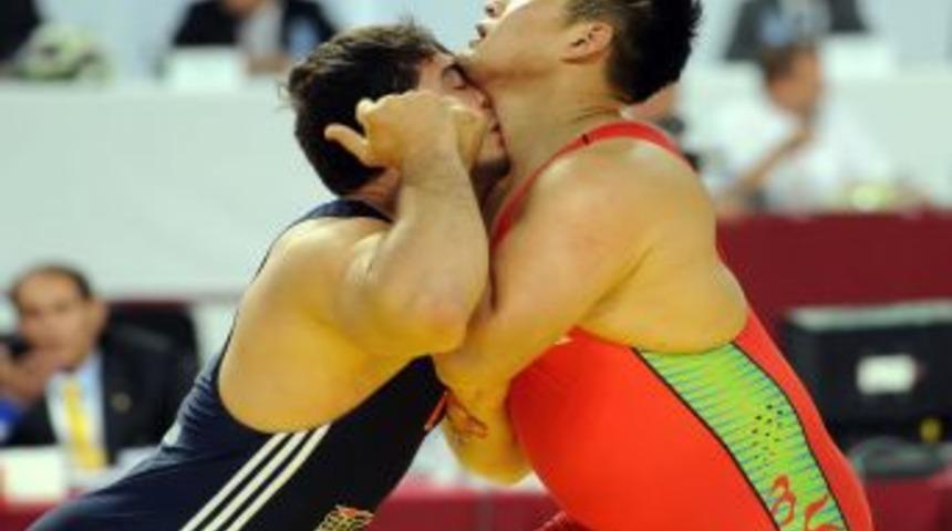 Cenk İldem &ccedil;eyrek finalde