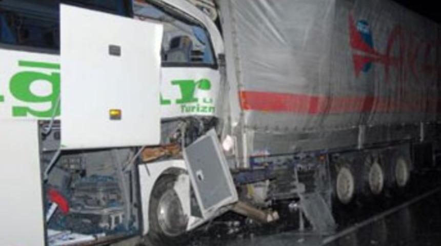 Erzincan'da faciadan d&ouml;n&uuml;ld&uuml;: 22 yaralı