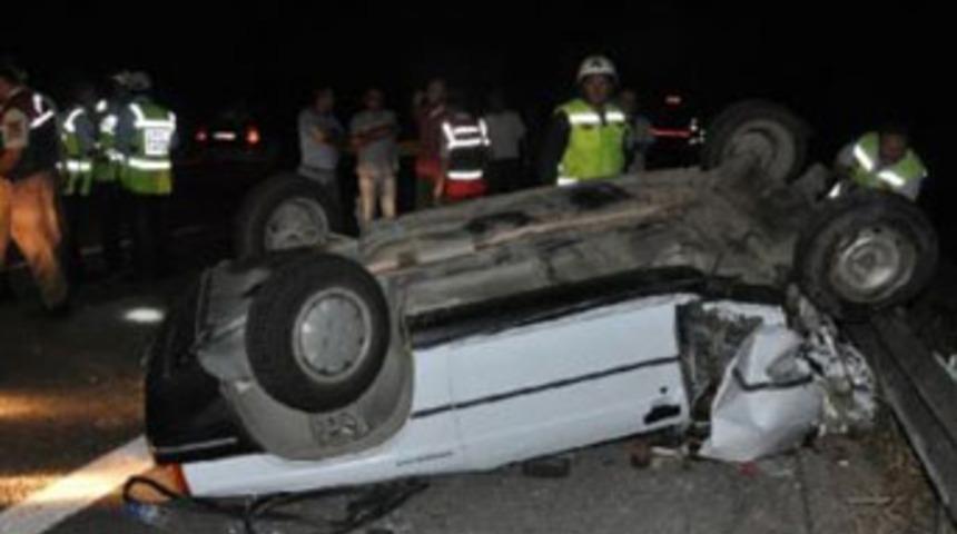 İftar d&ouml;n&uuml;ş&uuml; feci kaza: 3 &ouml;l&uuml;, 8 yaralı