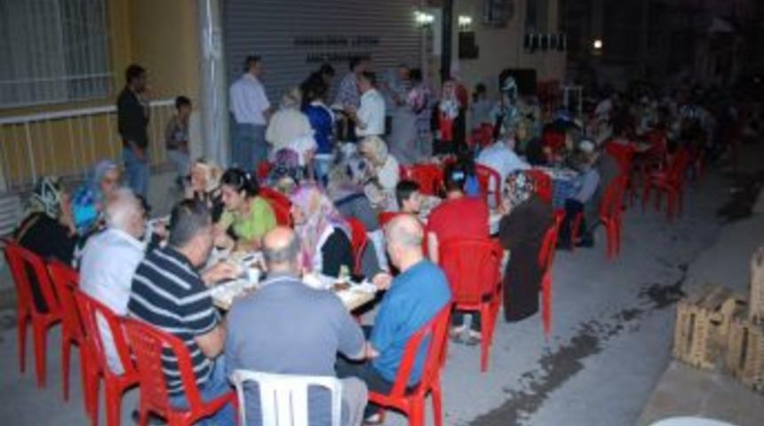 Mahalle sakinleri sokak iftarında biraraya geldi
