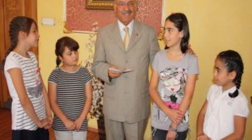 Sivaslı &ccedil;ocuklar Somali i&ccedil;in esnafı tek tek dolaşarak bin lira yardım topladı