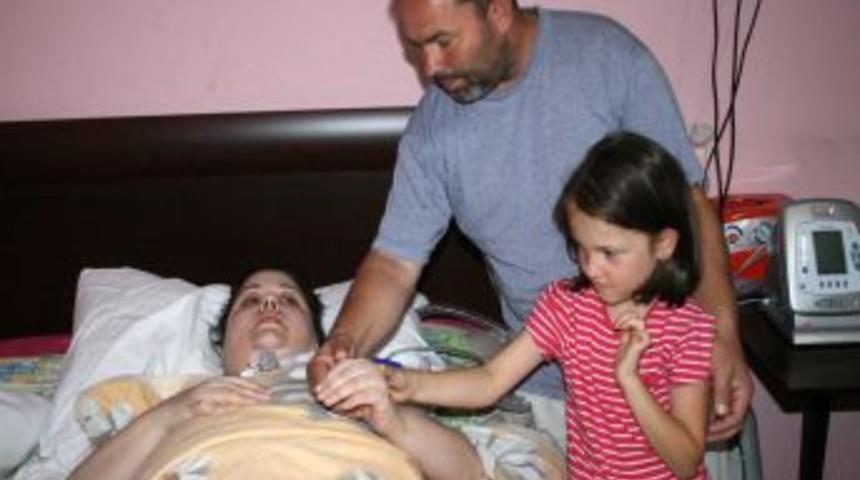 Yatağa mahkum annenin feryatları y&uuml;rek dağlıyor