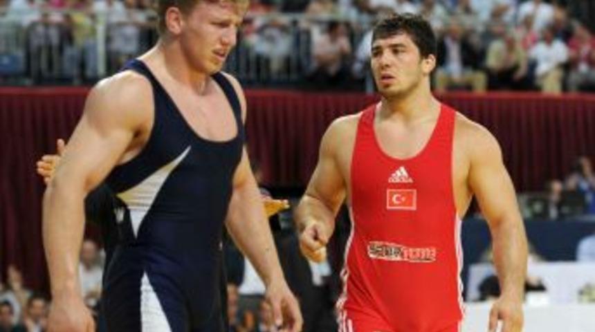 Grekoromende Cenk İldem yarı finale y&uuml;kseldi