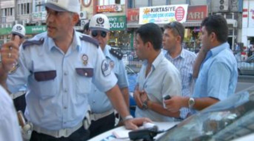 Sivil polisler, dolmuşlara m&uuml;şteri gibi girdi, trafik ihlallerini tespit etti