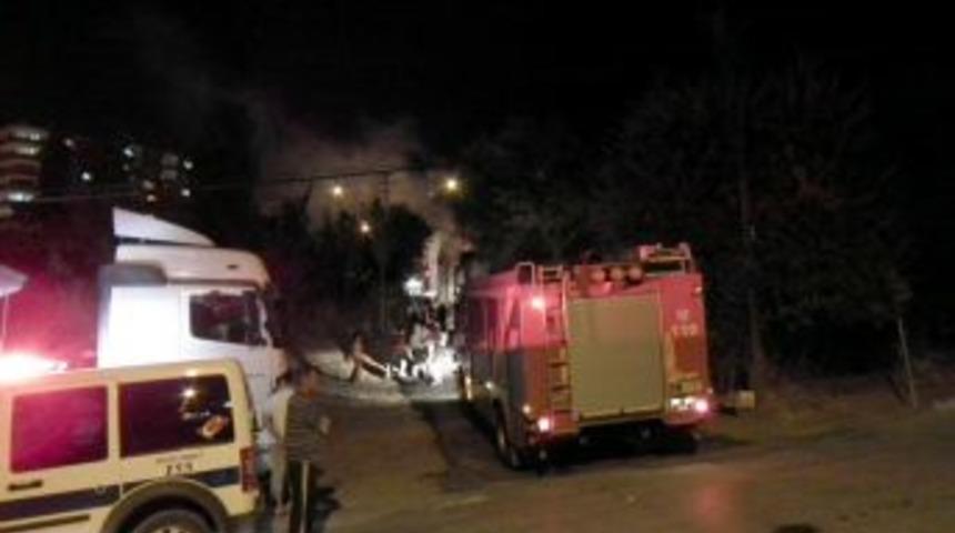 Gecekondudaki yangın &ccedil;evreye sı&ccedil;ramadan s&ouml;nd&uuml;r&uuml;ld&uuml;