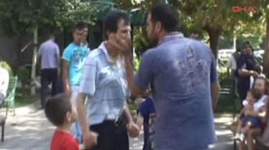 &Ccedil;ocuklarını d&ouml;ven babaya vatandaş tokadı