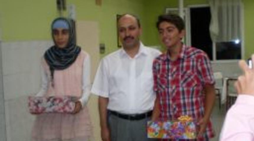 Şampiyon &ouml;ğrencilerini diz&uuml;st&uuml; bilgisayarla &ouml;d&uuml;llendirdi