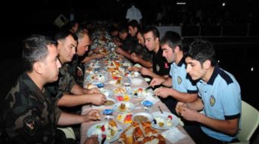 Bakan Şahin, sahuru &ouml;zel hareket polisleriyle yaptı