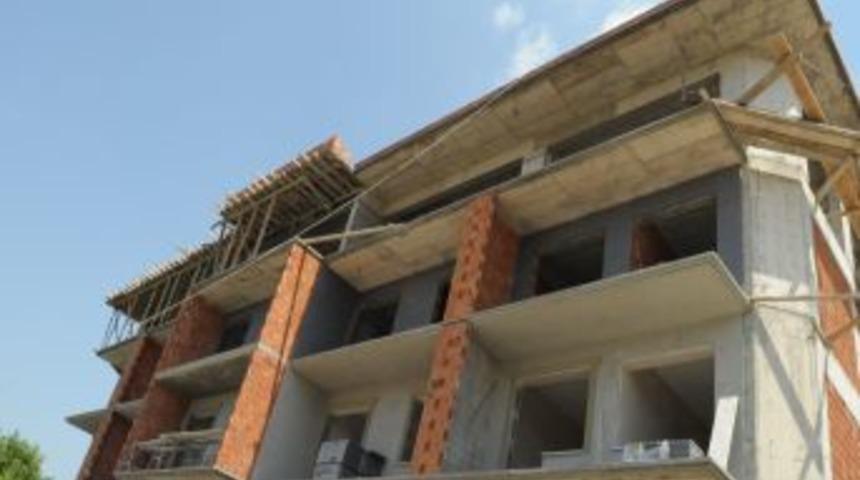 İnşaatın 4. katından d&uuml;şen ustabaşı &ouml;ld&uuml;