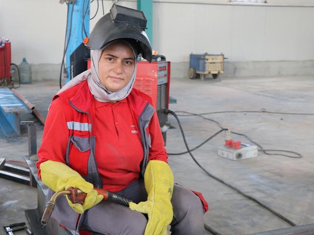 Kadın kaynak ustası ezber bozuyor: Kısa s&uuml;rede usta oldu