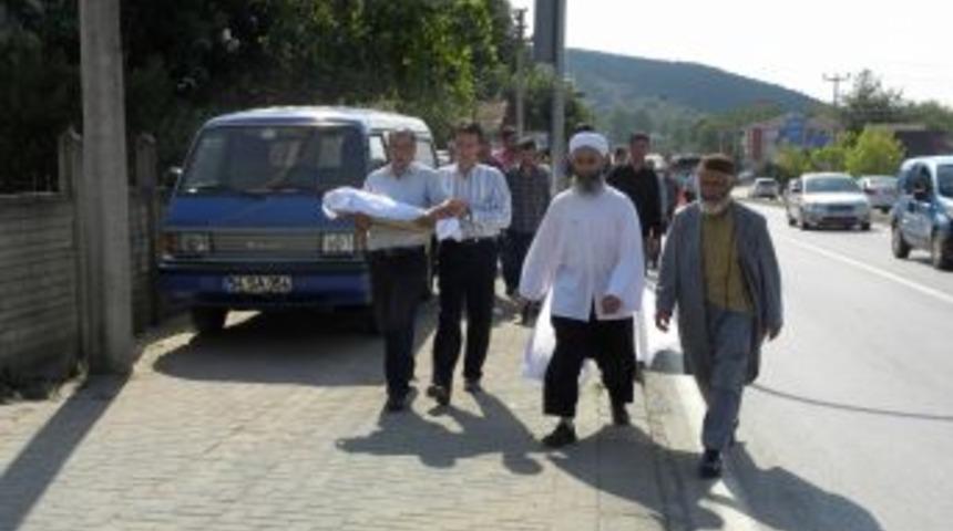 Acılı baba, oğlunun cenazesini camiye kadar kucağında g&ouml;t&uuml;rd&uuml;