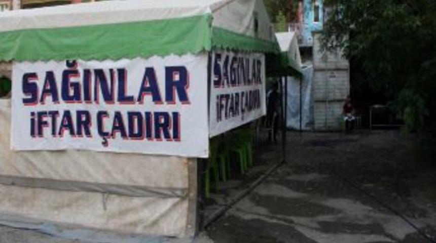 Hayırsever iş adamı iftar çadırı sayısını 4'e çıkardı