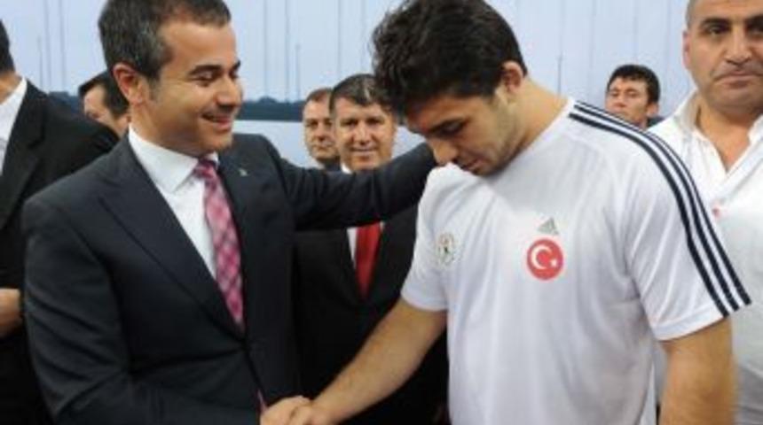 D&uuml;nya &uuml;&ccedil;&uuml;nc&uuml;s&uuml; İldem: Bunun arkası Londra&rsquo;da altın olarak gelecek