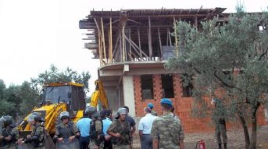 Ka&ccedil;ak bina robokop desteğinde yıkıldı