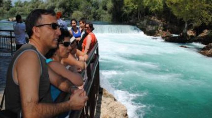 Şelale ziyaret&ccedil;i yoğunluğunu Rus, İngiliz ve İskandinav turistler oluşturuyor