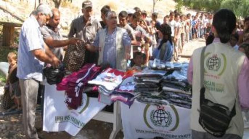 İHH g&ouml;n&uuml;ll&uuml;lerinden Arabanlı &ccedil;ocuklara yardım eli uzandı