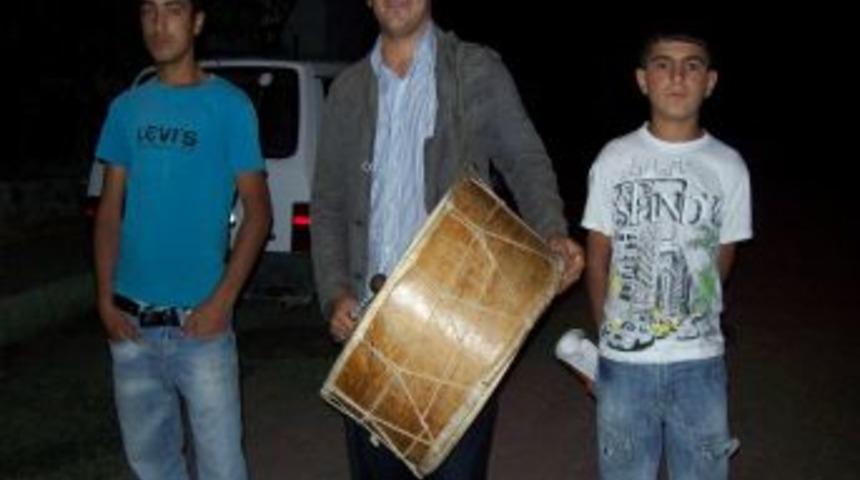 Ramazan davulcusu olup aile b&uuml;t&ccedil;esine destek oluyorlar