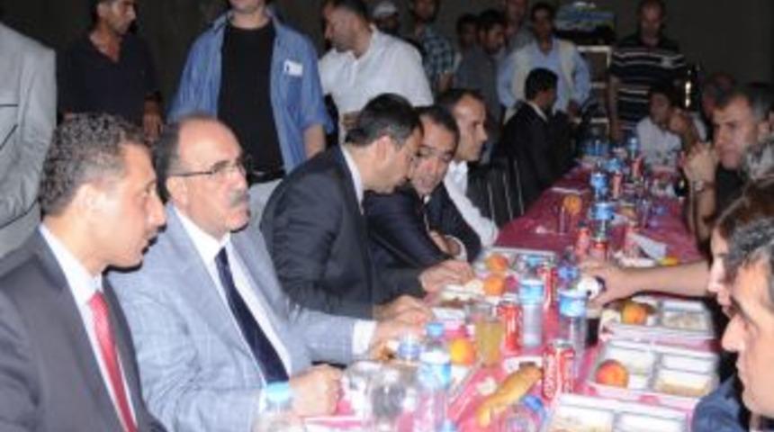 Başbakan Yardımcısı Atalay, iftarını yoksullarla a&ccedil;tı