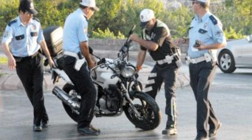 Bakan'ın konvoyundaki kazada polis memuru yaralandı