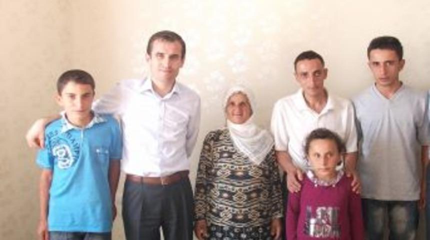 Kaymakam il&ccedil;e halkıyla el ele verip yoksula ev yaptı